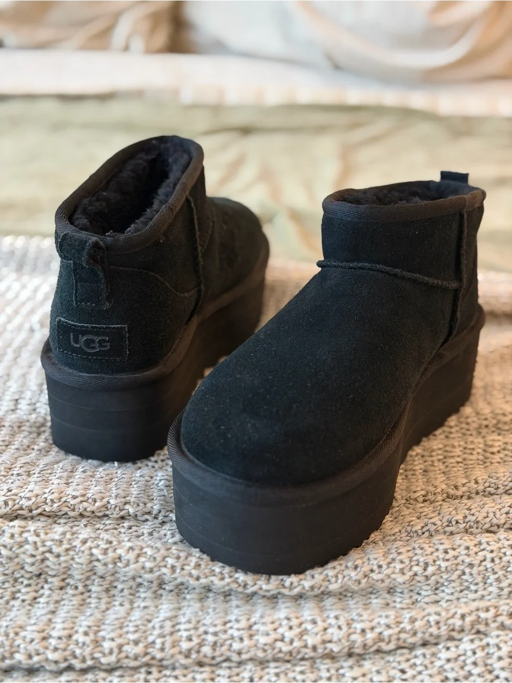 NWOB UGG Classic Ultra Mini Platform Boots - Black - 7.5